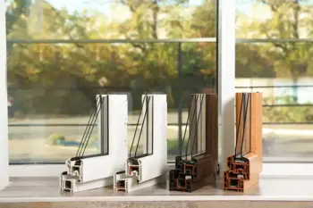 Sezionali di profili per finestre evidenziando la struttura interna a camere d'isolamento termico e acustico e il sistema di vetrocamera con diverse finiture