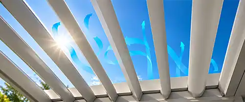 Pergola bioclimatica con lamelle orientabili in una struttura da esterni che favorisce il ricircolo d'aria