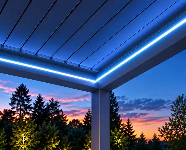 Pergola bioclimatica moderna in alluminio, dotata di lamelle orientabili sul tetto e di un sistema di illuminazione a strisce LED blu integrate lungo il perimetro