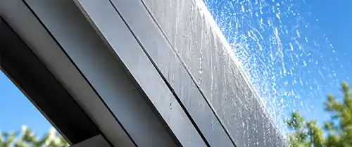 Pergola bioclimatica con lamelle orientabili in una struttura da esterni che protegge dalla pioggia