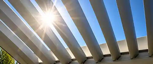 Dettaglio delle lamelle orientabili di una pergola bioclimatica in alluminio
